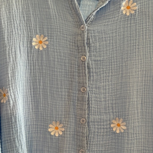 Oversized button down, excellent condition, light blue with white flowers - Picture 4 of 4